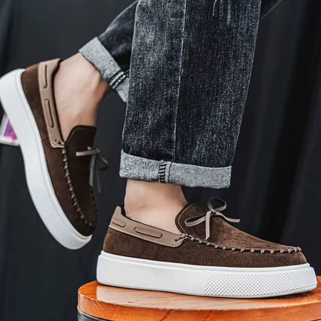 Mocassim Masculino Casual em Camurça com Solado Branco CO08