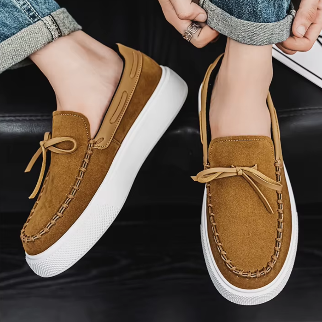 Mocassim Masculino Casual em Camurça com Solado Branco CO08