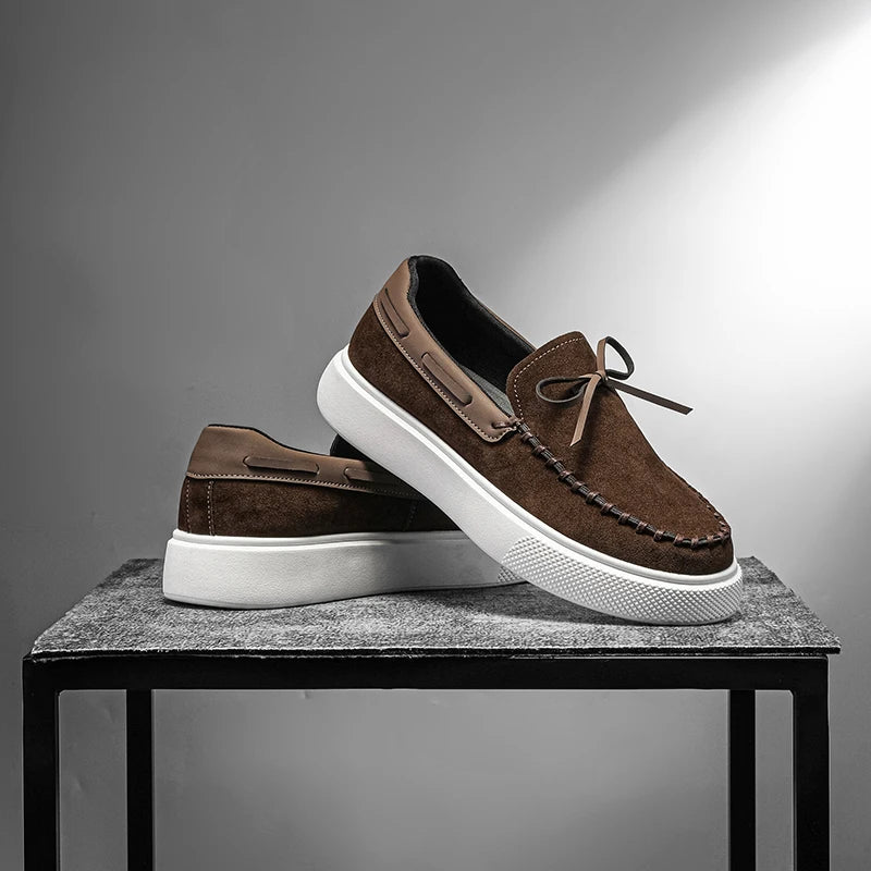 Mocassim Masculino Casual em Camurça com Solado Branco CO08